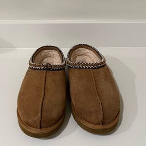 UGG Tasman Il Men’s Slippers in Chestnut Suede with an UGGbraid collar. Size 10.